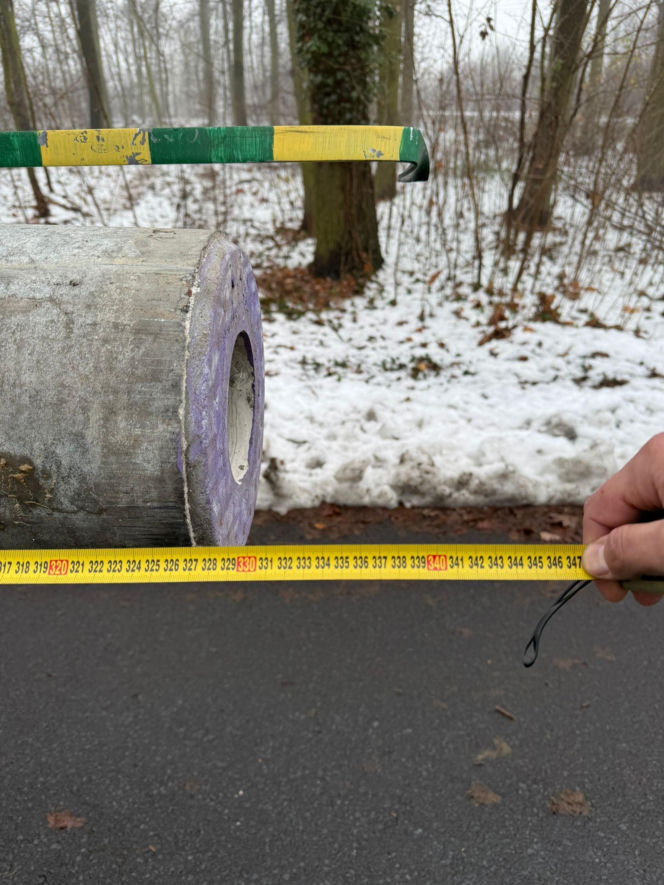 Ciągnik z naczepą, a na naczepie… nieoznakowany kilkumetrowy betonowy słup