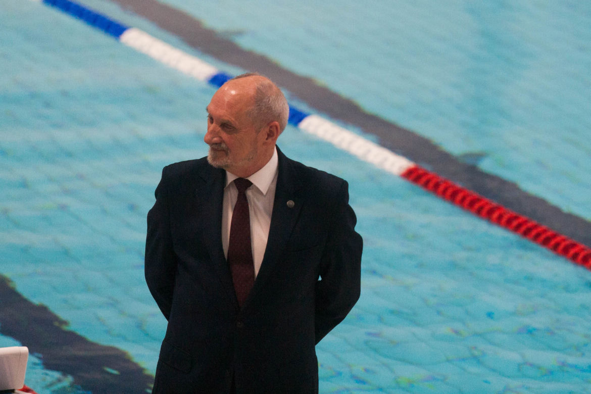Antoni Macierewicz na basenie