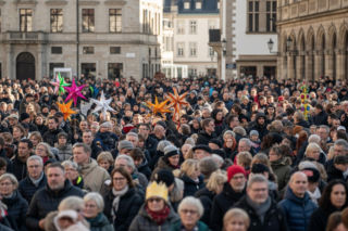 Orszak Trzech Króli Kraków. Tłumy na Rynku, ale czy to tylko świąteczna tradycja?