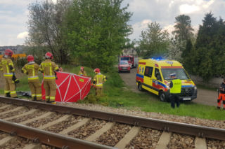 Położył się na torach przed nadjeżdżającym pociągiem. Tragedia w Katowicach