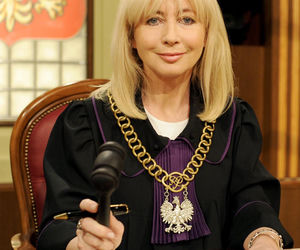 Pamiętacie sędzię Annę Marię Wesołowską? Tak dziś wygląda gwiazda telewizji. Aż trudno uwierzyć, że ma 71 lat!