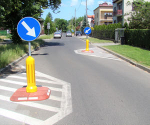Drogowy absurd? Kierowcy z Tarnowa muszą jeździć slalomem!