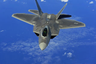 F-22 Raptor z nową zdolnością? USA wzmacniają odporność na zakłócenia GPS