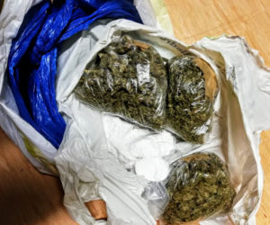 Policjanci z Opola podczas kontroli samochodu na gdańskich numerach rejestracyjnych znaleźli prawie kilogram narkotyków