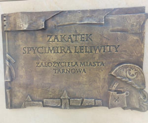 Płaskorzeźby w Zakątku Spycimira Leliwity w Tarnowie