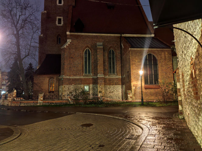 Kraków: Pijany kierowca rozbił zabytkowy kościół w Wigilię. Miał 1,7 promila!