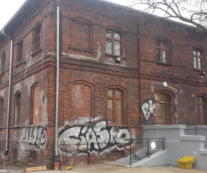 Budynek, do którego przenoszą się bezdomni