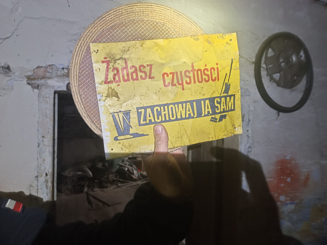 Opuszczony młyn wodny z samochodami w środku