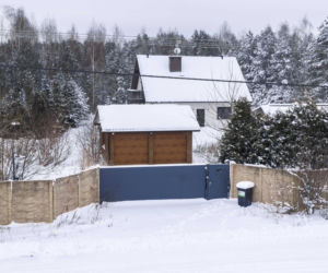 Dom Ziobry zasypany śniegiem czeka na gospodarza