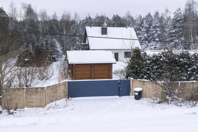 Dom Ziobry zasypany śniegiem czeka na gospodarza