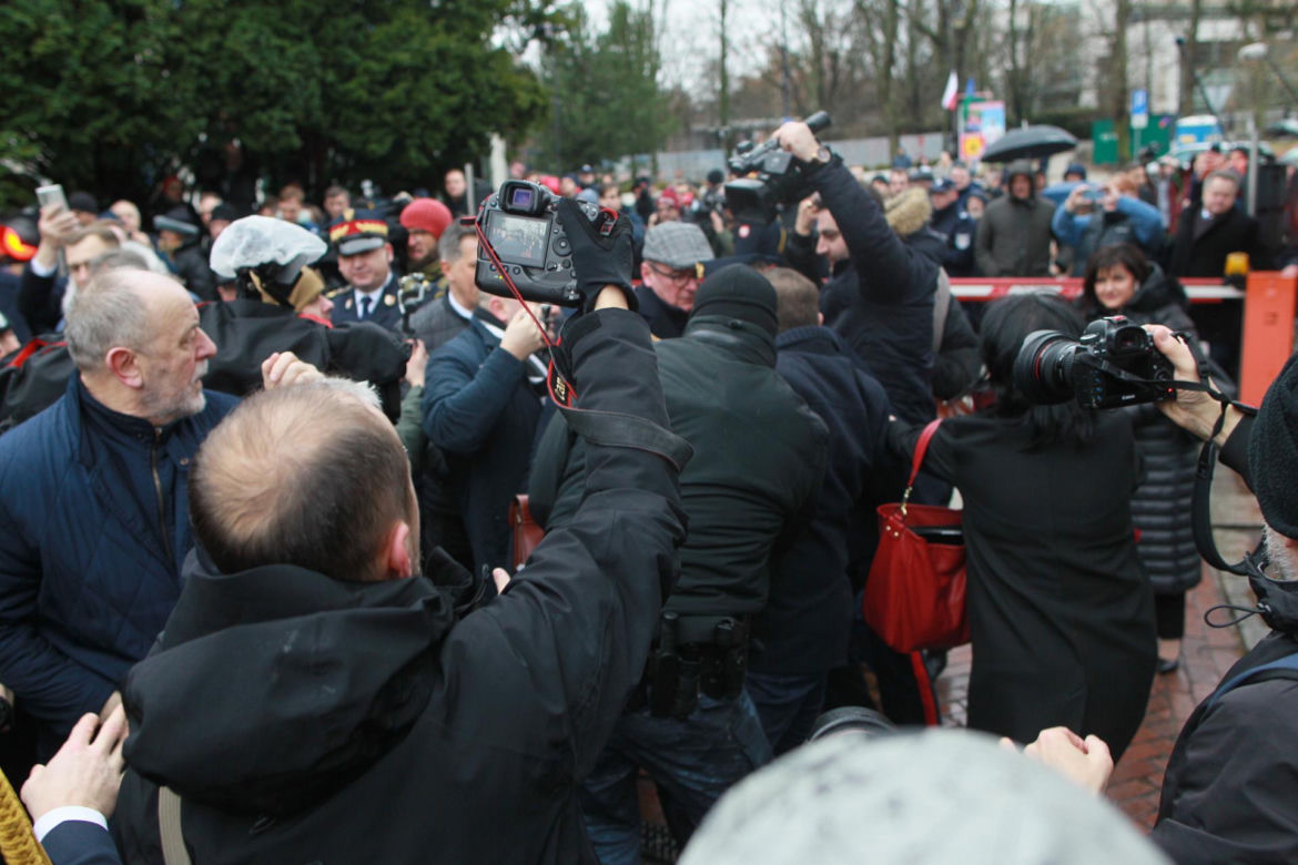 5. posiedzenie Sejmu X kadencji. Przed Sejmem stawili się Maciej Wąsik i Mariusz Kamiński w otoczeniu posłów PiS