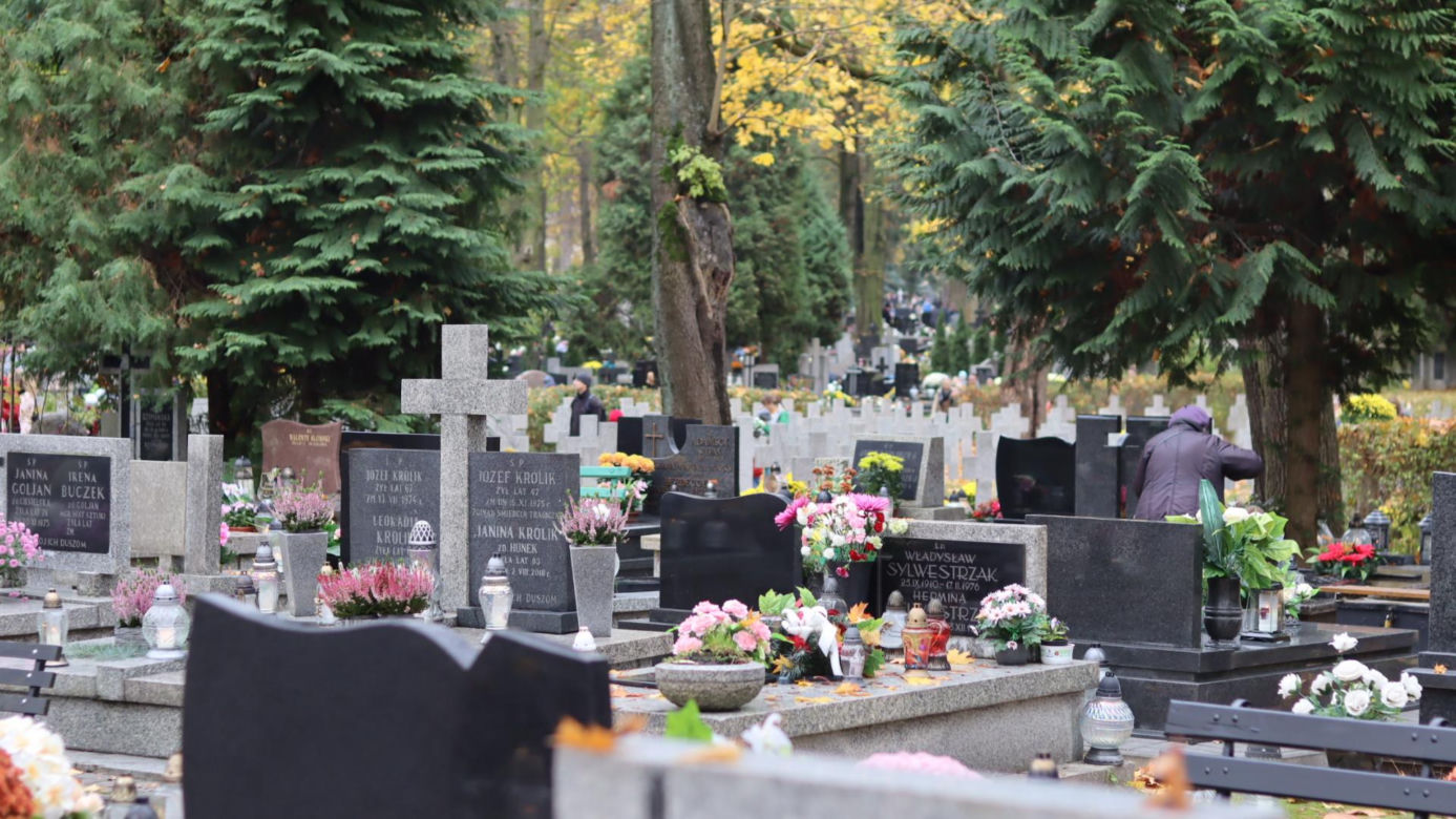 Tak mieszkańcy odwiedzają groby zmarłych. Tłumy na najstarszym cmentarzu w Lublinie