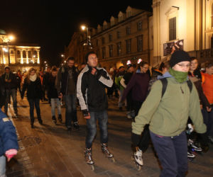 Nightskating. Warszawiacy przejechali stolicę na rolkach [Zdjęcia]