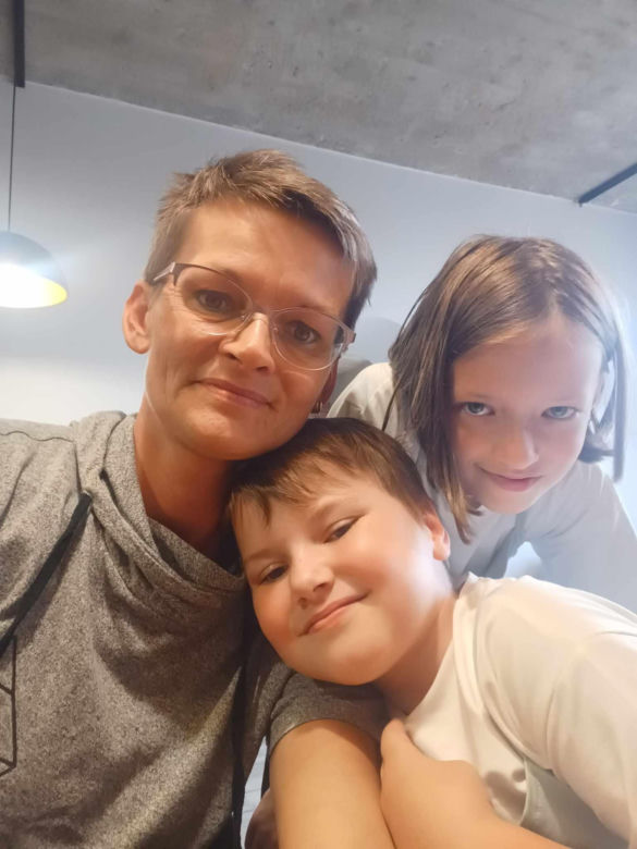 Ogromny krzyż przygniótł 5-letnią Marysię i wciąż nikt go nie usunął! Ksiądz wyjaśnia: "Tak robi się na wszystkich cmentarzach"
