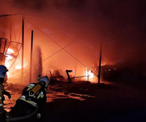 Groźny pożar w Wierzbicy. Ogień pojawił się pod blaszaną wiatą. Ranna jest jedna osoba