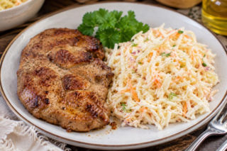 Surówka do karkówki musi być chrupiąca i lekko ostra. Ten prosty sos robi różnicę