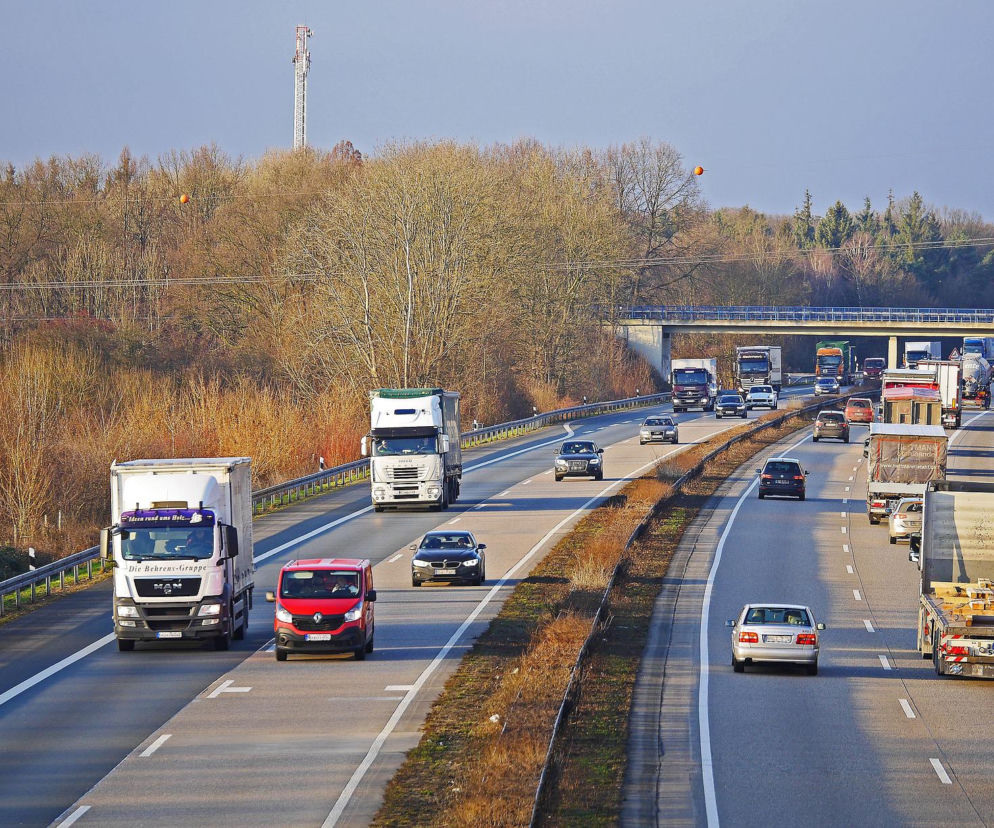 Kierowca ciężarówki na autostradzie