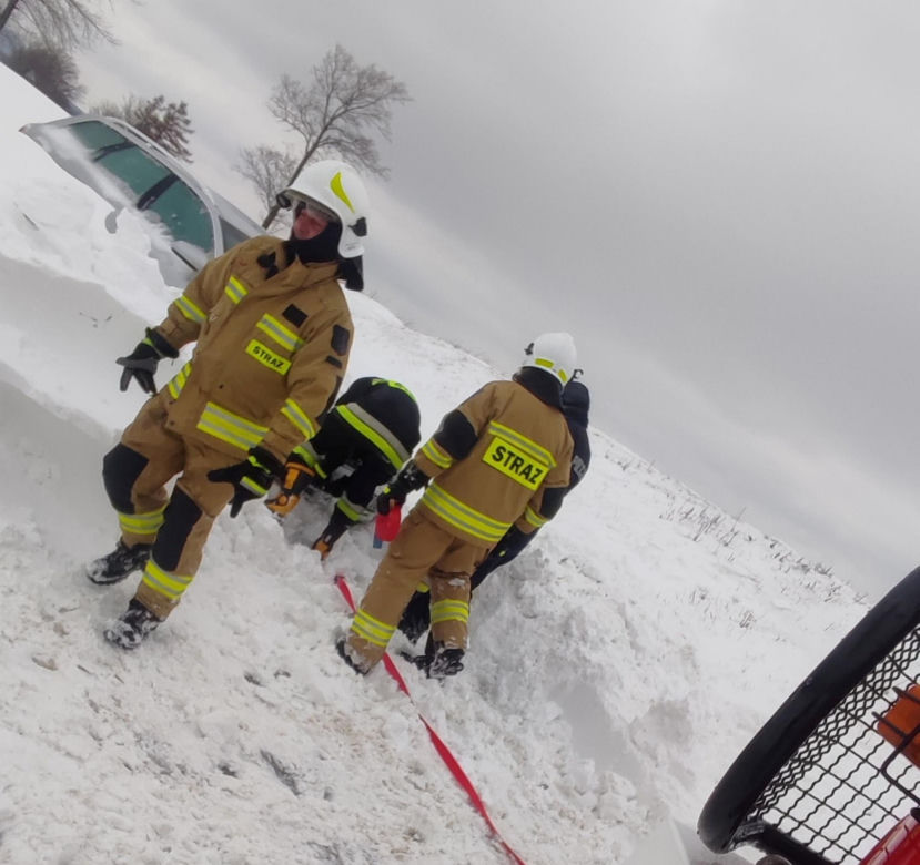 Śnieg zasypał auto 