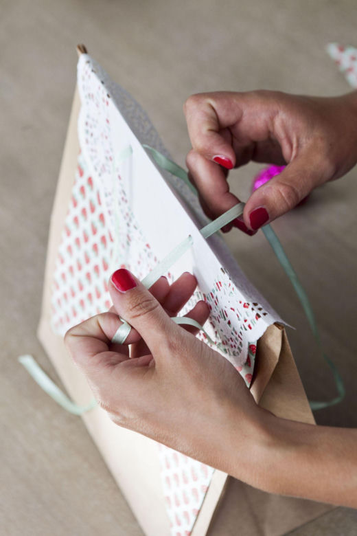 Projekt DIY: szybka metamorfoza zwykłej torebki papierowej na prezent gwiazdkowy – instrukcja (9)