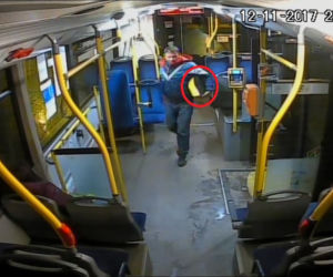 Mężczyzna ukradł... kasownik ŚKUP. Wziął go pod pachę i wyszedł z autobusu! [WIDEO, ZDJĘCIA]
