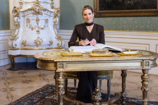 Marta Nawrocka zadała szyku w total looku! Uwagę zwraca ozdoba na szyi, oryginalny wybór