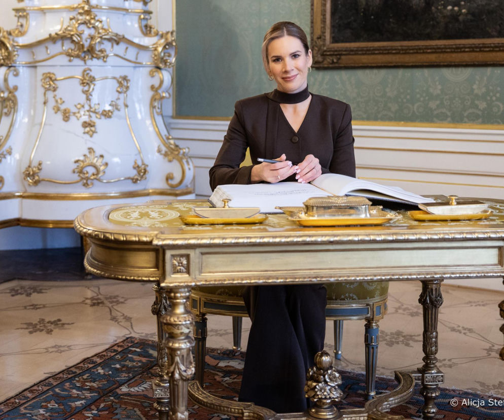 Marta Nawrocka zadała szyku w total looku! Uwagę zwraca ozdoba na szyi, oryginalny wybór