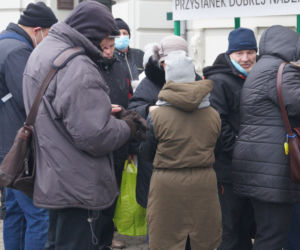 Wigilia dla bezdomnych i potrzebujących przed bydgoską Bazyliką [ZDJĘCIA]