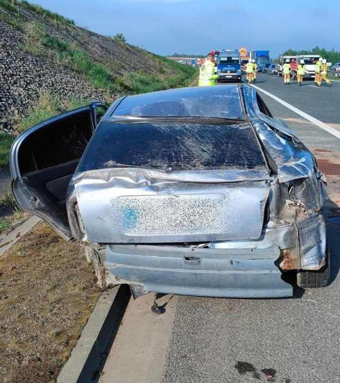 Dachowanie opla pod Tarnowem. 22-latek wyprzedzał ciężarówkę i stracił kontrolę nad autem