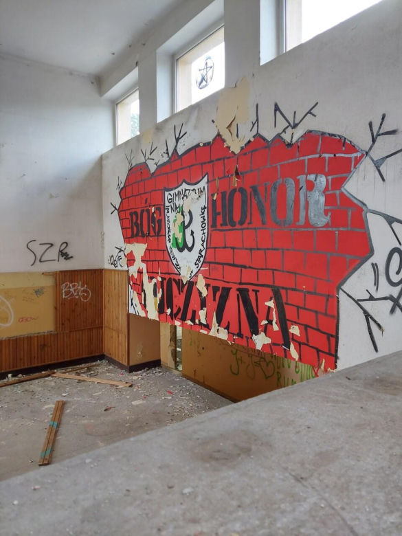 Budynek byłej szkoły przy Kieleckiej to dziś ruina ( zdjęcia lipiec 2024)