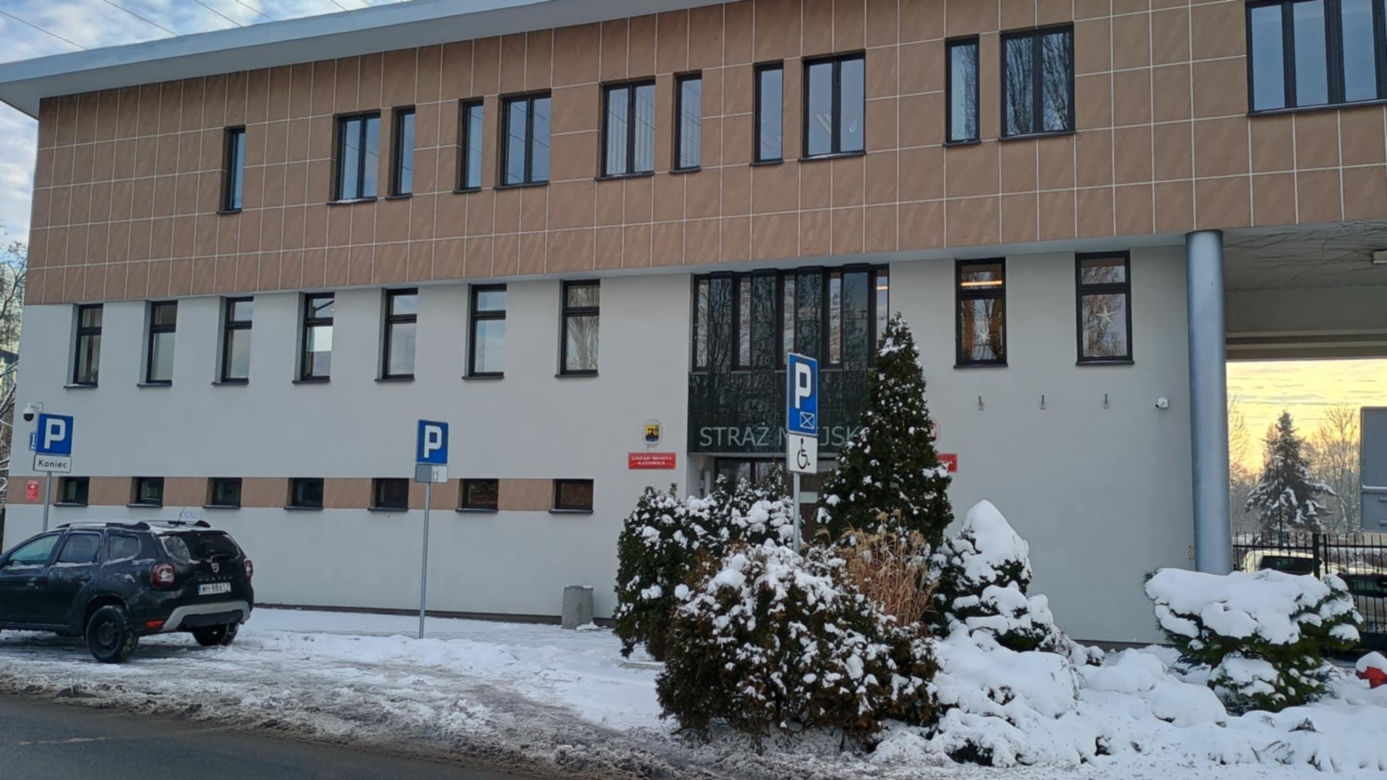 Nieodśnieżone miejsce parkingowe przed siedzibą Straży Miejskiej w Katowicach