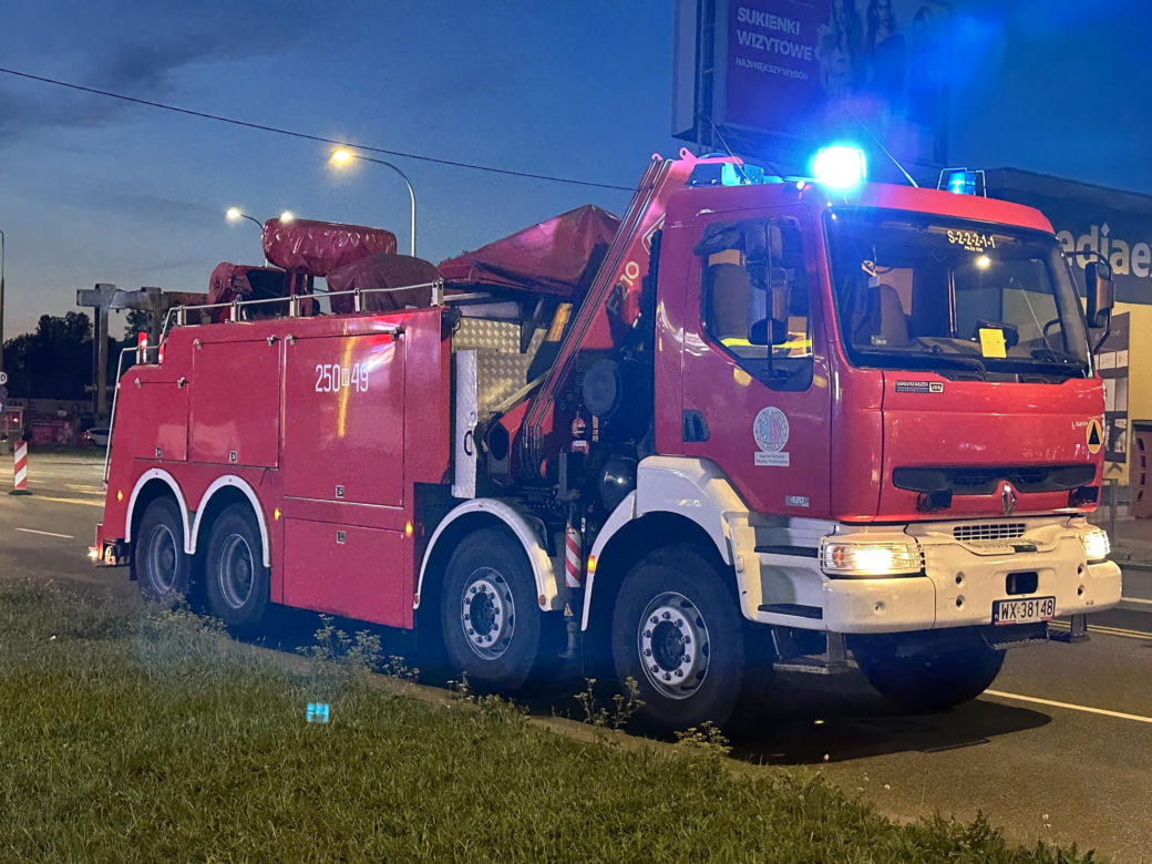 Totalna demolka na drodze. Koparka zerwała bramownicę, pękła rura z gazem