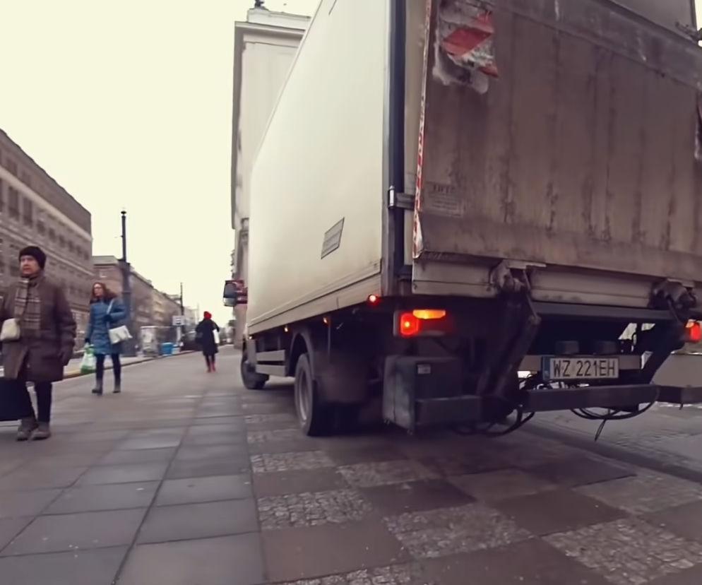 Samochód dostawczy jedzie po chodniku przy Polnej