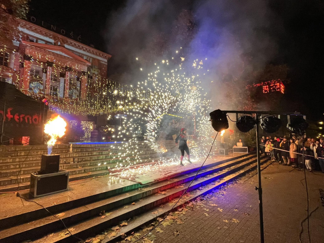 Betlejem Poznańskie 2023. Zimowe Fire Show na placu Wolności w Poznaniu