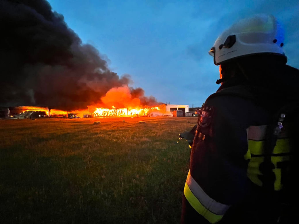 Pożar w Promniku! Palą się wiaty z paliwem alternatywnym