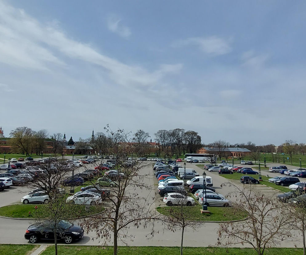 Parking przy dawnej bazie MZK