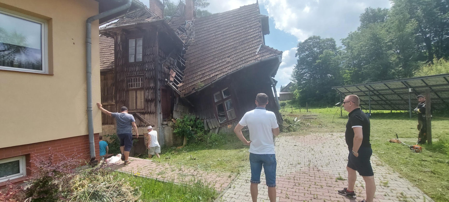 Zabytkowa drewniana plebania w Dydni popada w ruinę