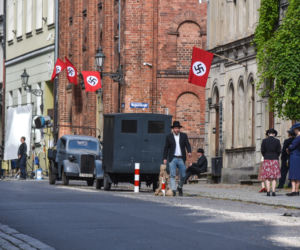 Nazistowskie symbole na starówce w Toruniu. Kręcą tam nowy film