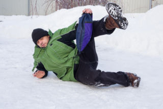 Dlaczego boimy się poślizgnąć? Psychologia upadków i jak przezwyciężyć lęk