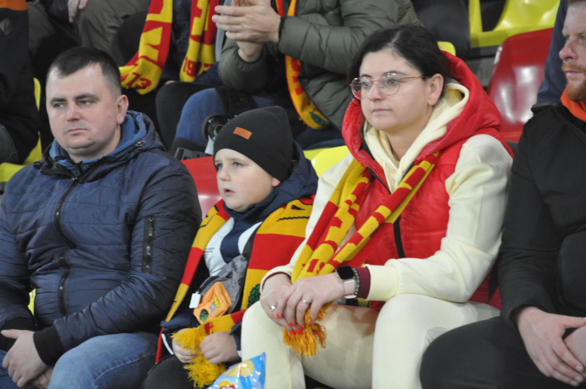 Żółto-czerwono na Suzuki Arenie! Zdjęcia kibiców na meczu Korona Kielce - Jagiellonia Białystok