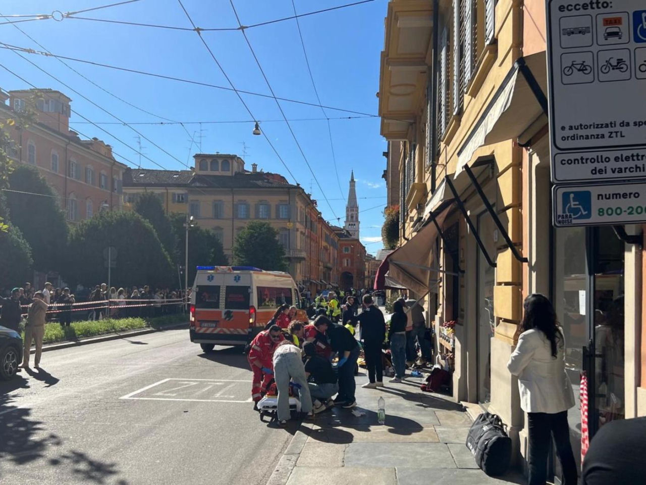 Horror we Włoszech! Rozpędzony samochód wjechał w tłum. Wielu rannych ...