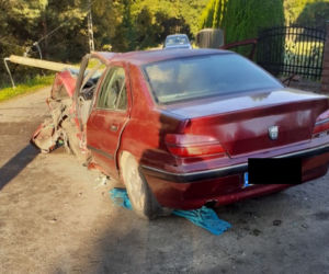 Skosił latarnię rozpędzonym peugeotem. Był kompletnie pijany!