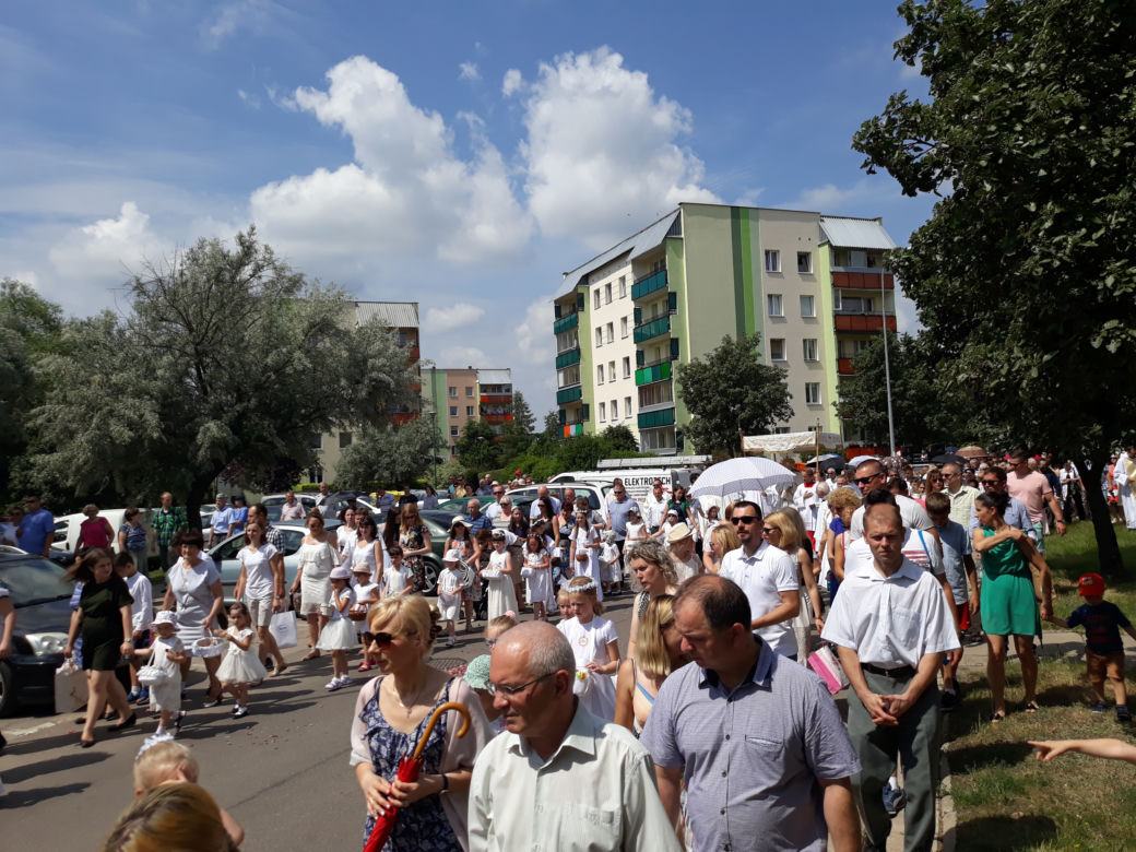 Białystok. Boże Ciało 2019. Wspólna procesja dwóch parafii: św. Jadwigi i NMP z Guadalupe