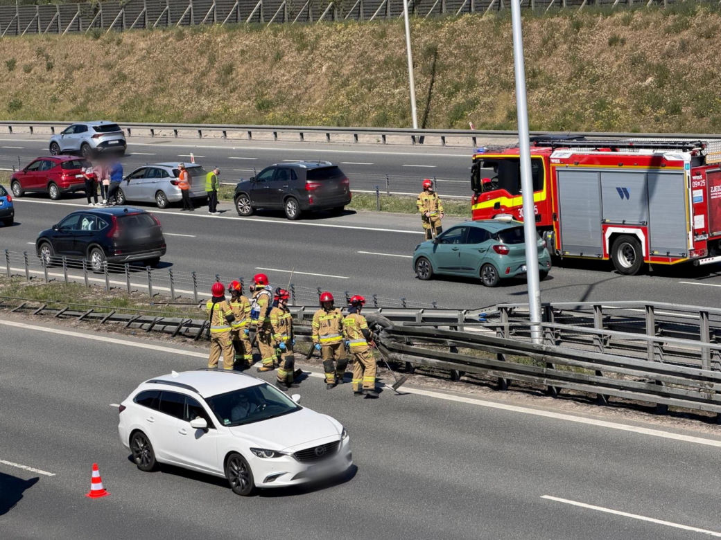 BMW dachowało na S2. Kawałki roztrzaskanej karoserii poharatały inne auta!