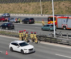 BMW dachowało na S2. Kawałki roztrzaskanej karoserii poharatały inne auta!