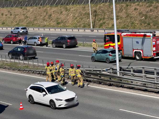 BMW dachowało na S2. Kawałki roztrzaskanej karoserii poharatały inne auta!