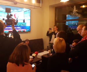 Wybory 2019: Umiarkowana radość i sto lat dla prezesa. Tak reagowali ludzie PiS w Toruniu
