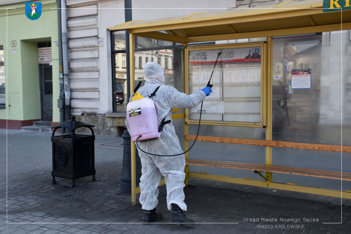 Białe kombinezony i Virkon. Tak w Nowym Sączu walczą z epidemią koronawirusa! 