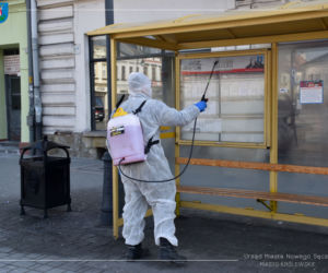 Białe kombinezony i Virkon. Tak w Nowym Sączu walczą z epidemią koronawirusa! 