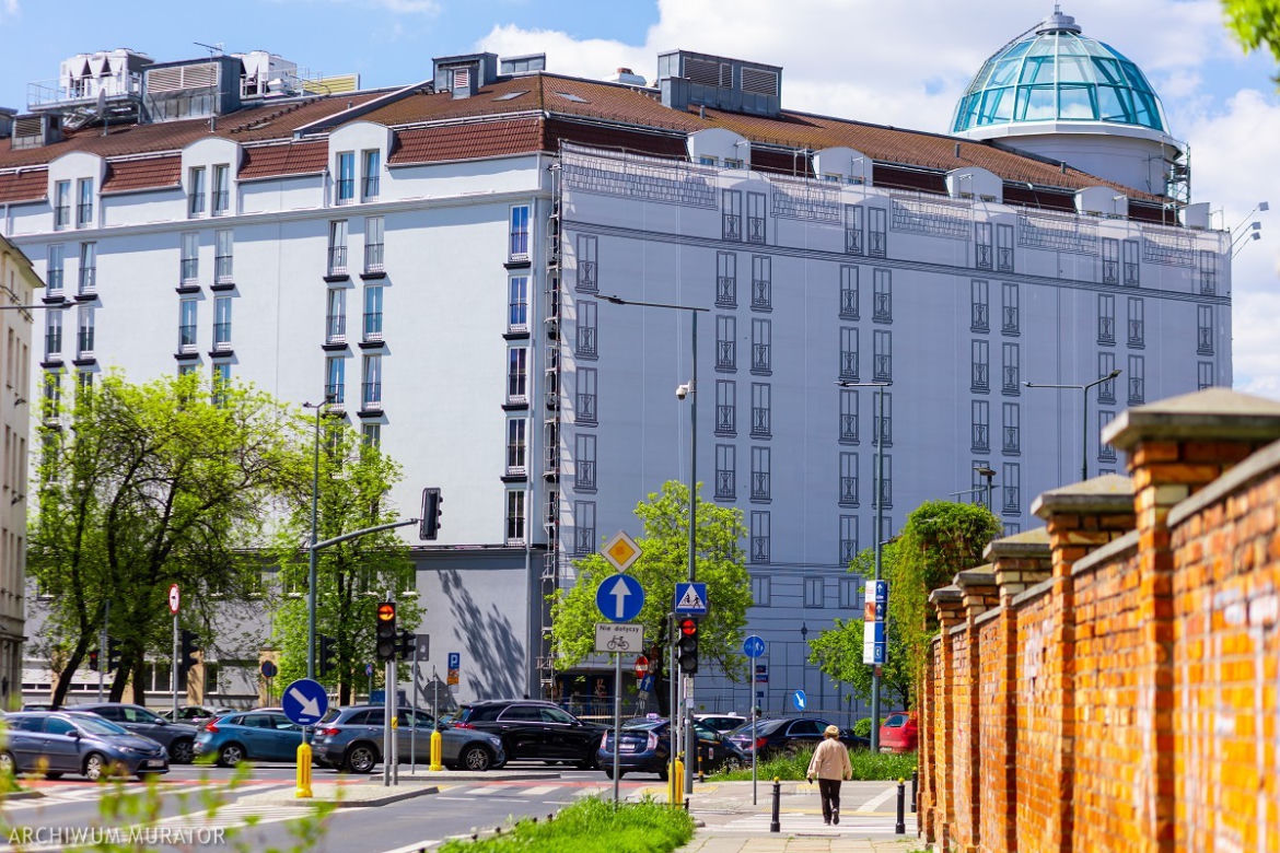 Hotel Sobieski z nową elewacją. Odsłonięto część przemalowanej fasady