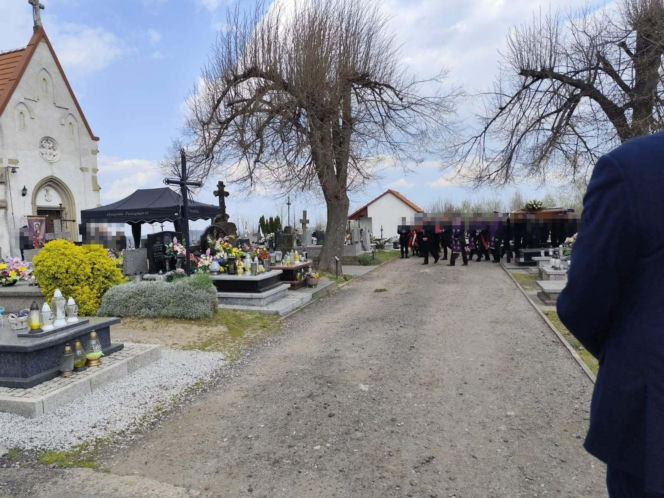 Druh Bogdan uderzył w słup jadąc do pożaru traw. Słowa księdza podczas pogrzebu wyciskają łzy